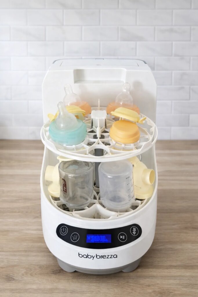 Lave biberon Baby Brezza Bottle Washer Pro en situation dans une cuisine familiale